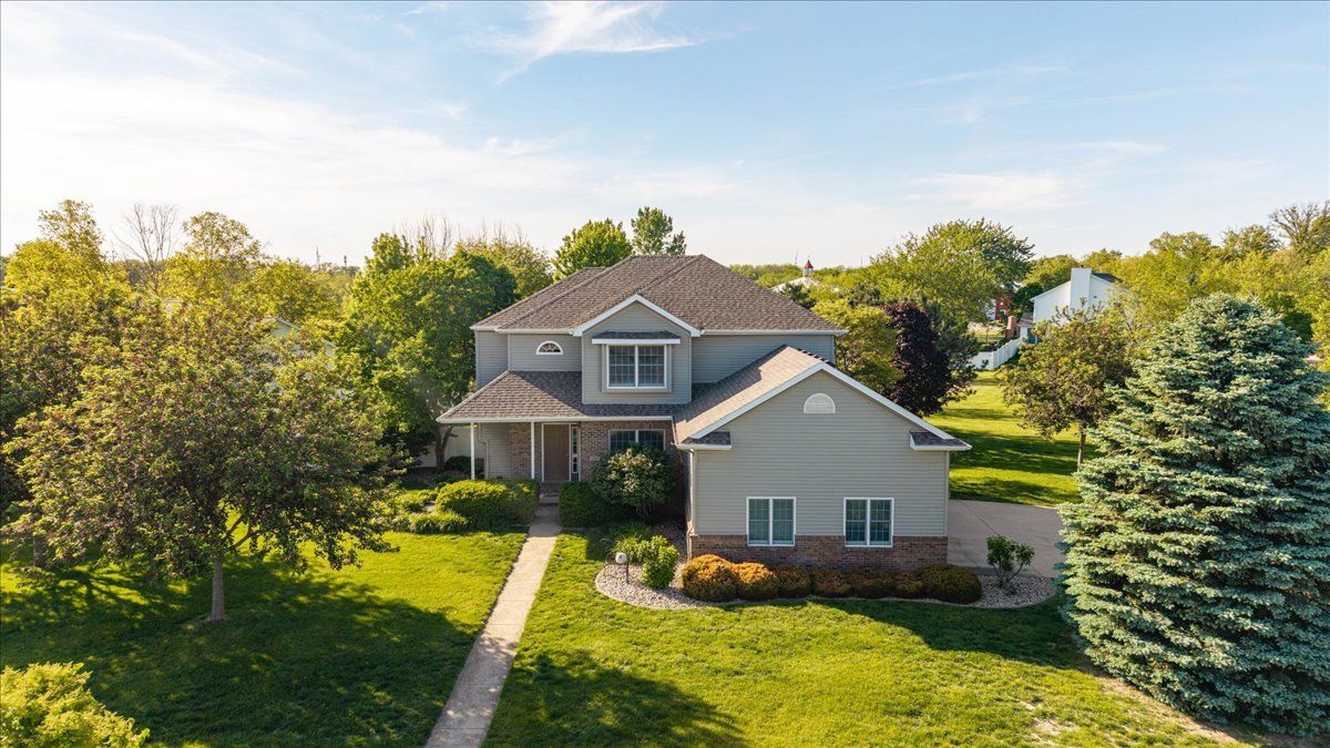102 Meadowland Drive — Lexington, IL 61753