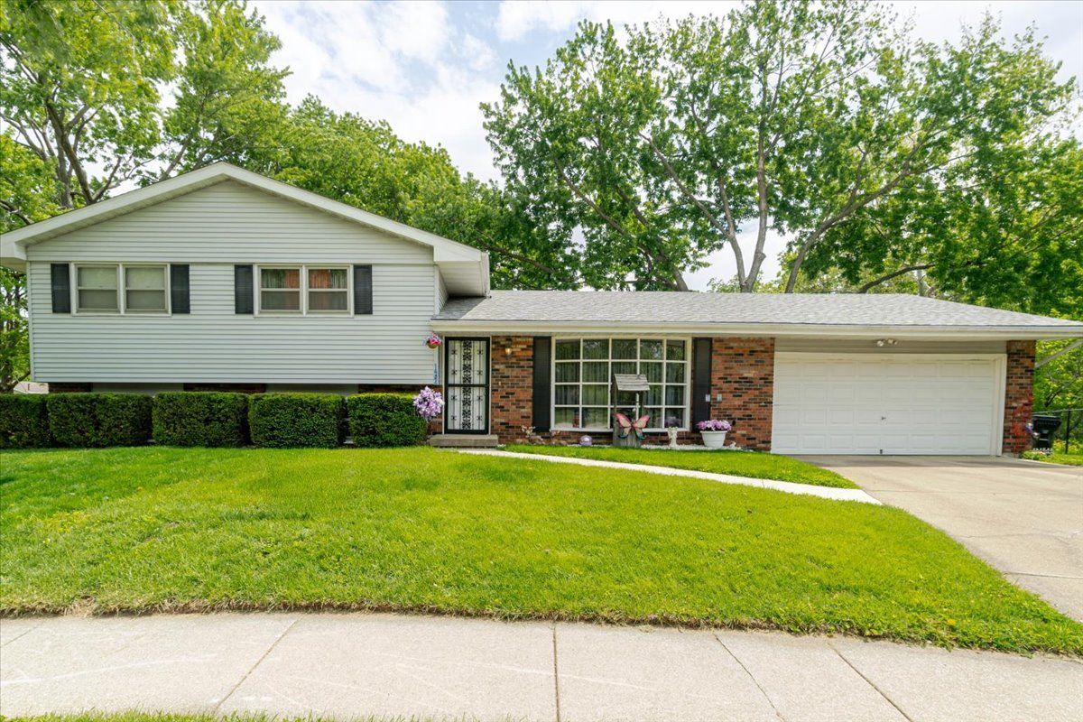 122 Camelot Drive — Bloomington, IL 61704