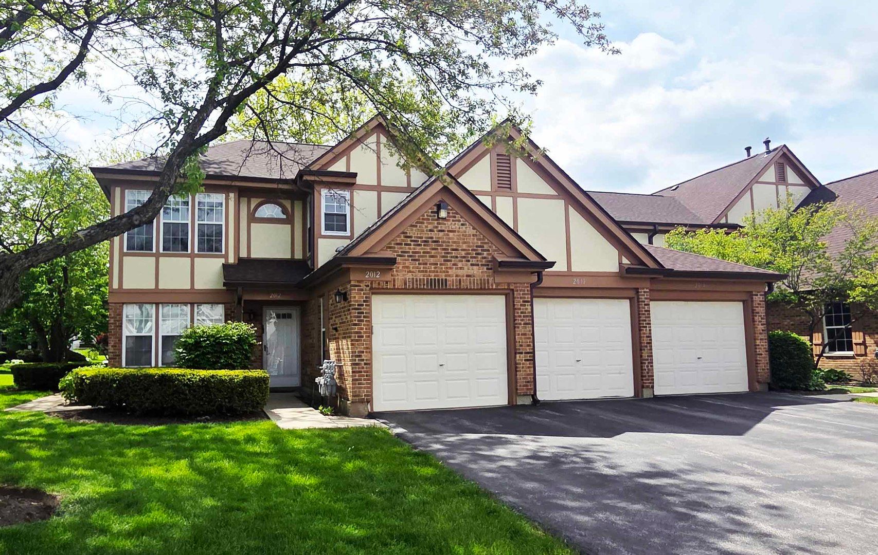 2012 Quaker Hollow Lane — Streamwood, IL 60107