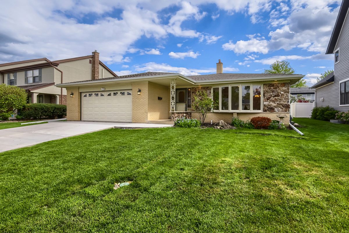 1305 Ardyce Lane, Mount Prospect, IL 60056