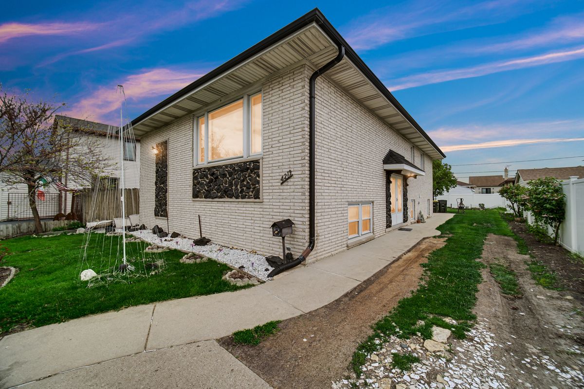 4219 Wehrman Avenue, Schiller Park, IL 60176