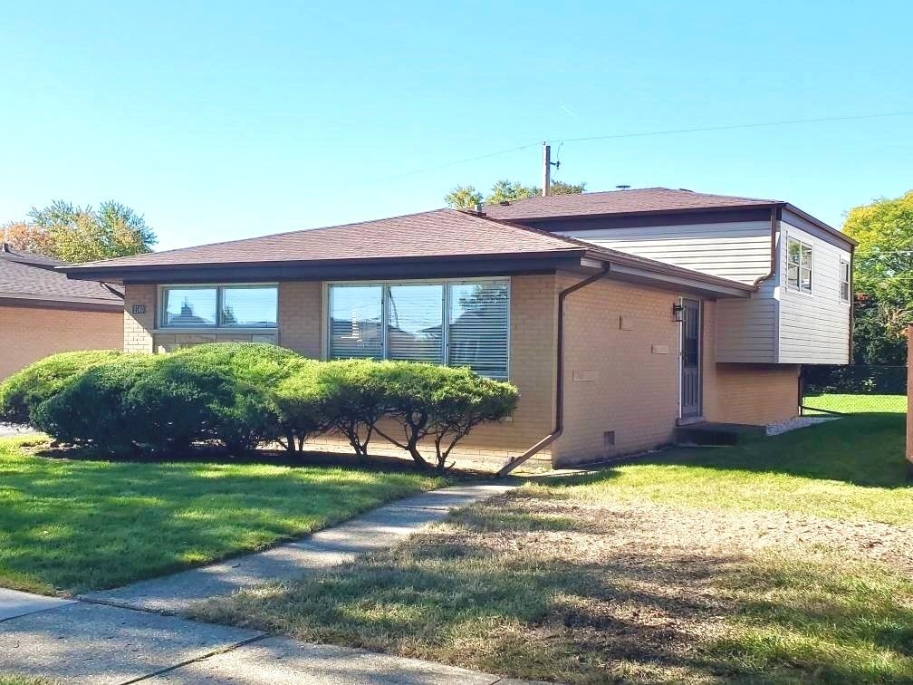 2140 Eastview Drive — Des Plaines, IL 60018