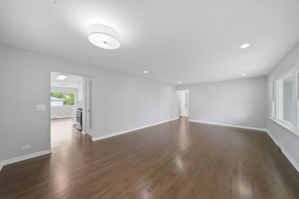 25 S Illinois Avenue, Villa Park, IL 60181
