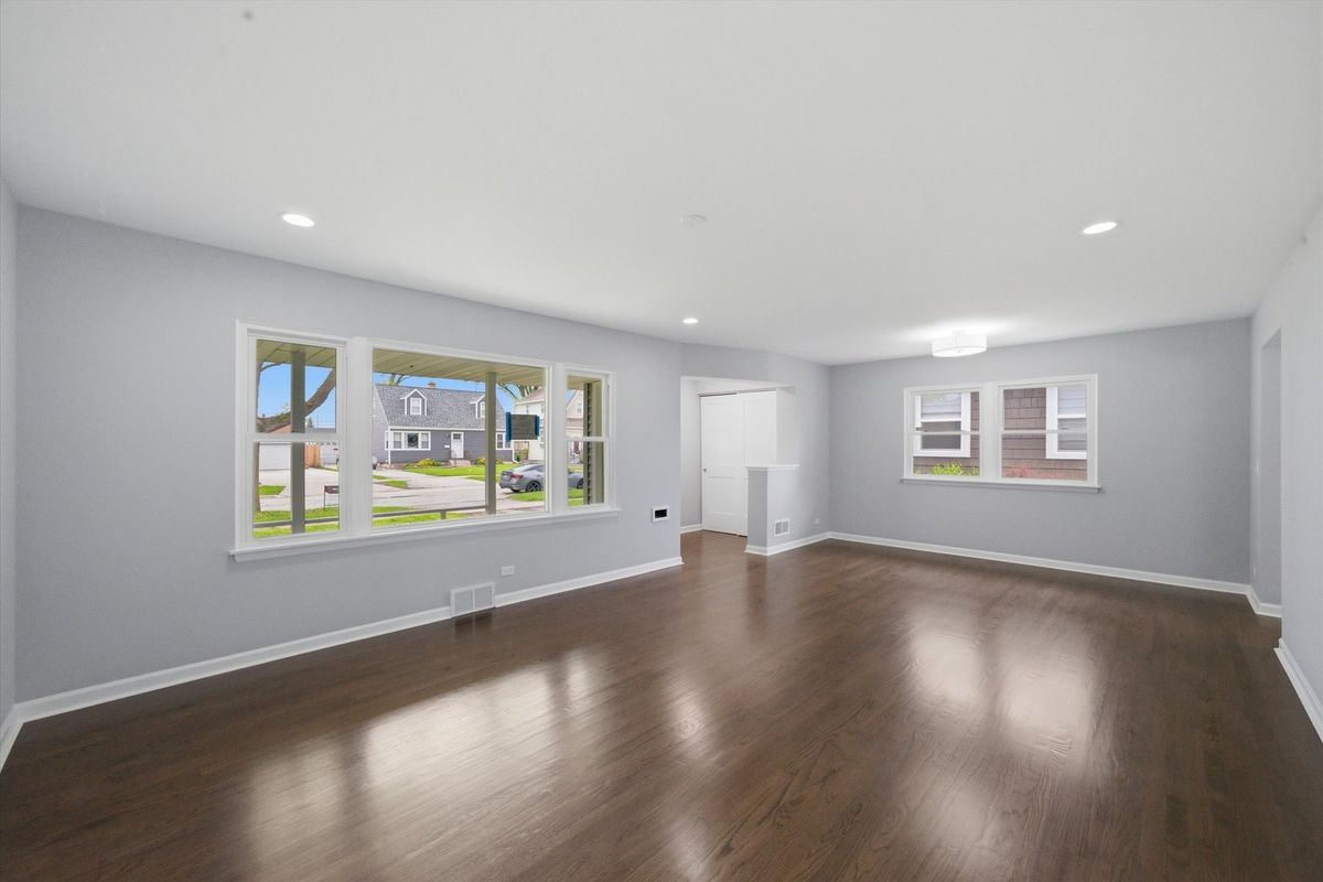 25 S Illinois Avenue, Villa Park, IL 60181
