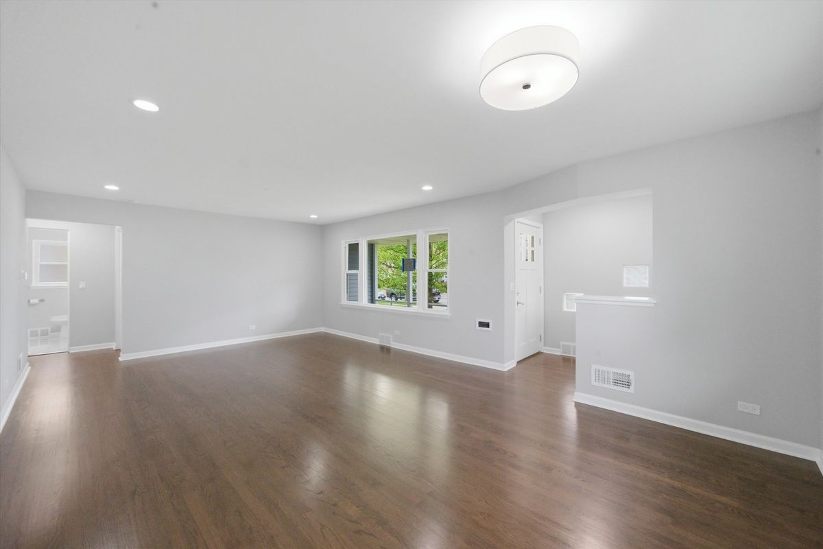 25 S Illinois Avenue, Villa Park, IL 60181