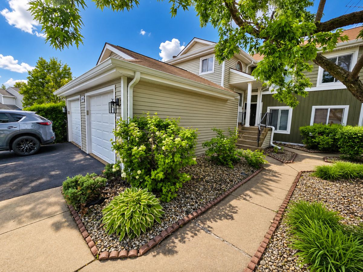 2474 Brunswick Circle, Woodridge, IL 60517
