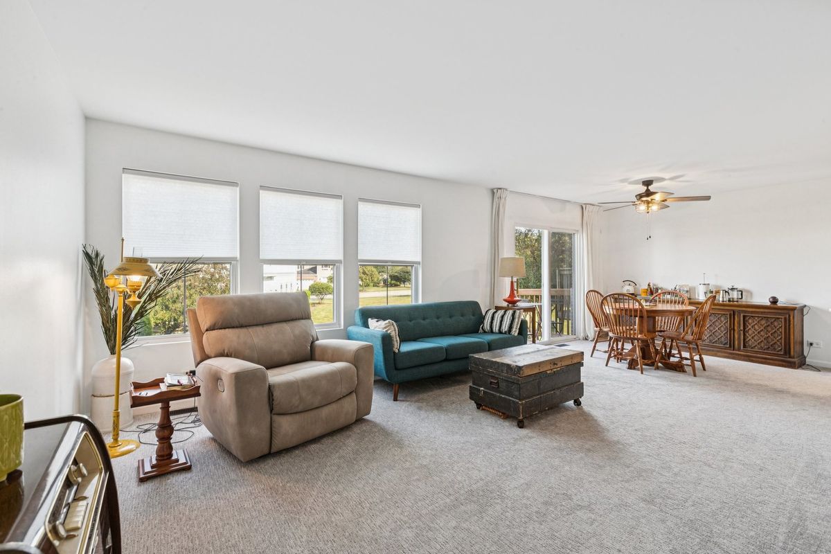 1555 Isle Royal Circle, Crystal Lake, IL 60014