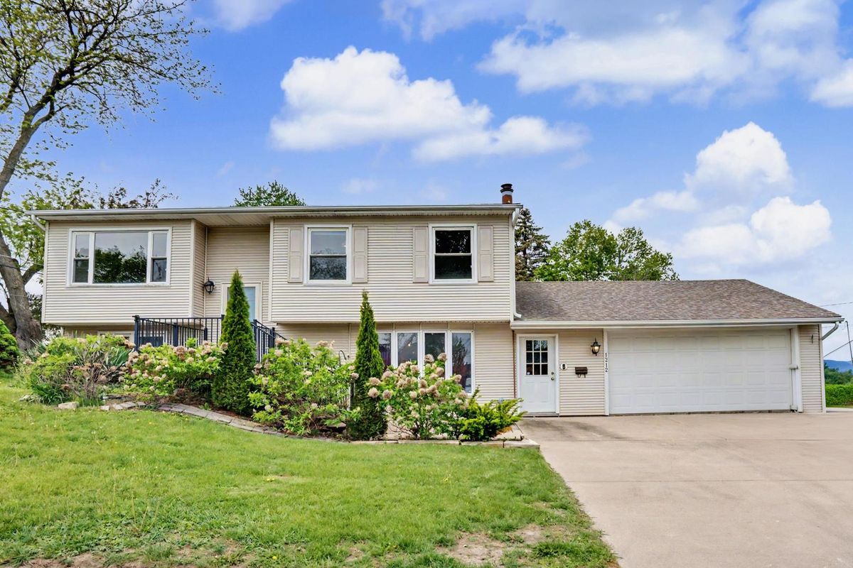 1212 12th Street, Clinton, IA 52732