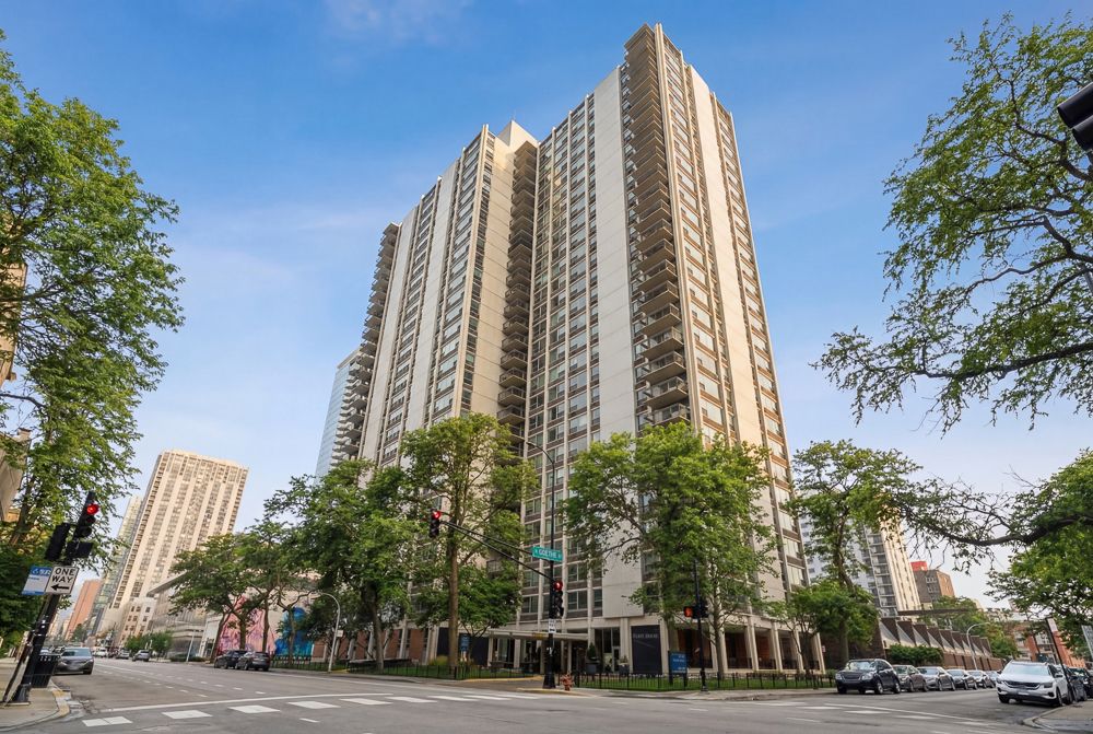 1255 Sandburg Terrace, Chicago, IL 60610