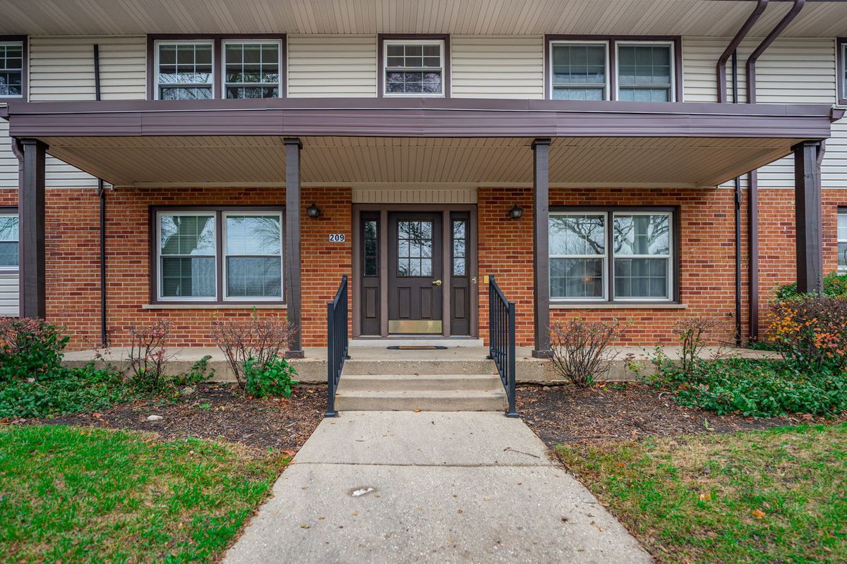 209 WASHINGTON Square, Elk Grove Village, IL 60007