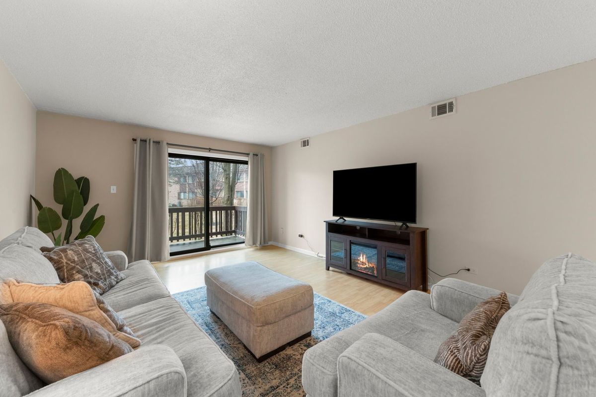 8000 WOODGLEN Lane #102, Downers Grove, IL 60516