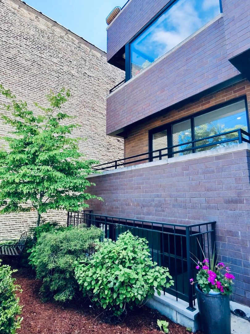 1445 Grand Avenue, Chicago, IL 60642