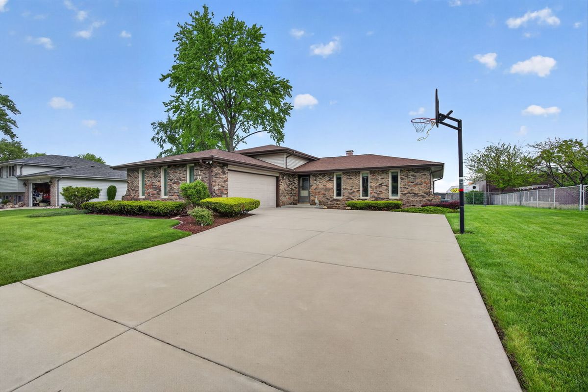 106 Brookshore Drive, Shorewood, IL 60404