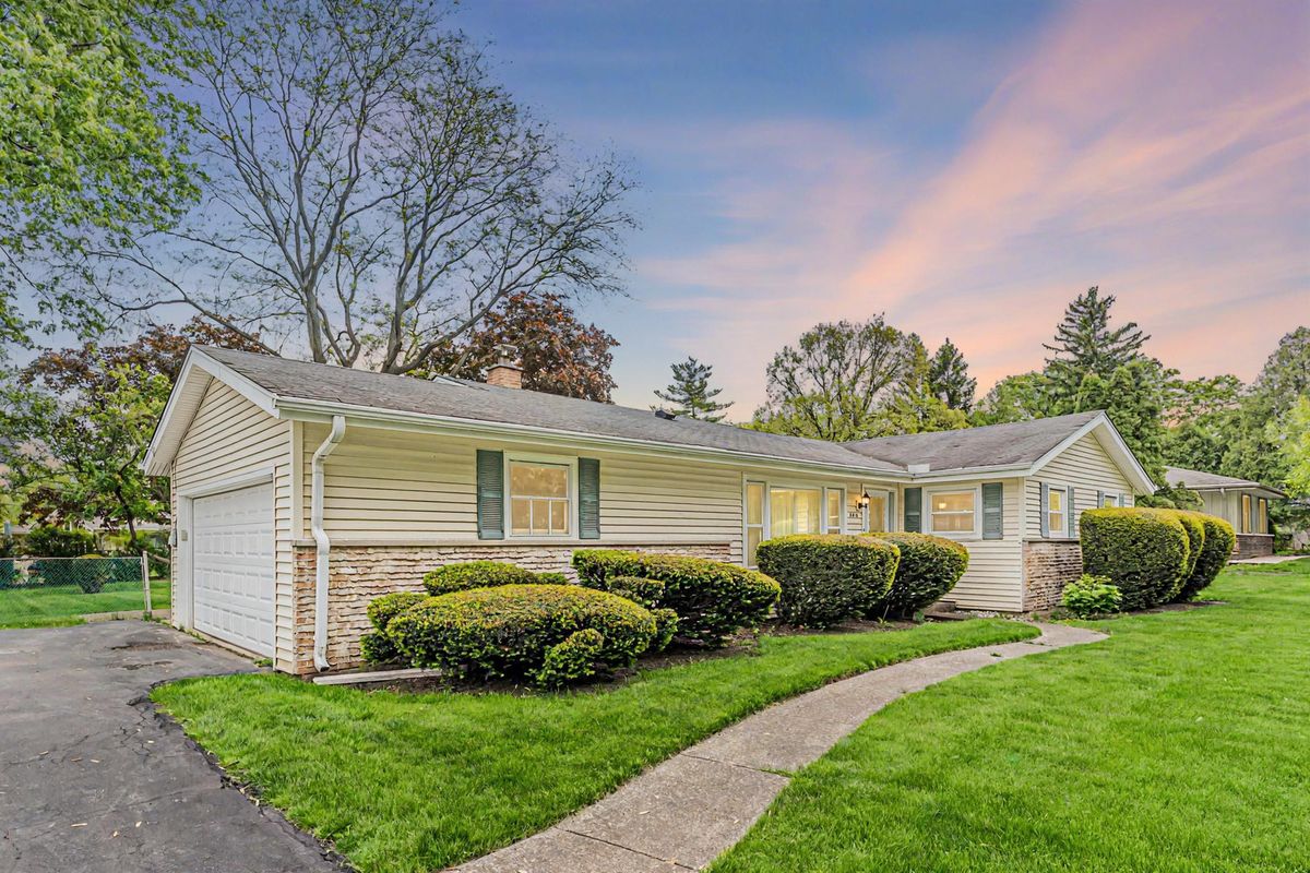 6313 Tamiami Drive, Downers Grove, IL 60516