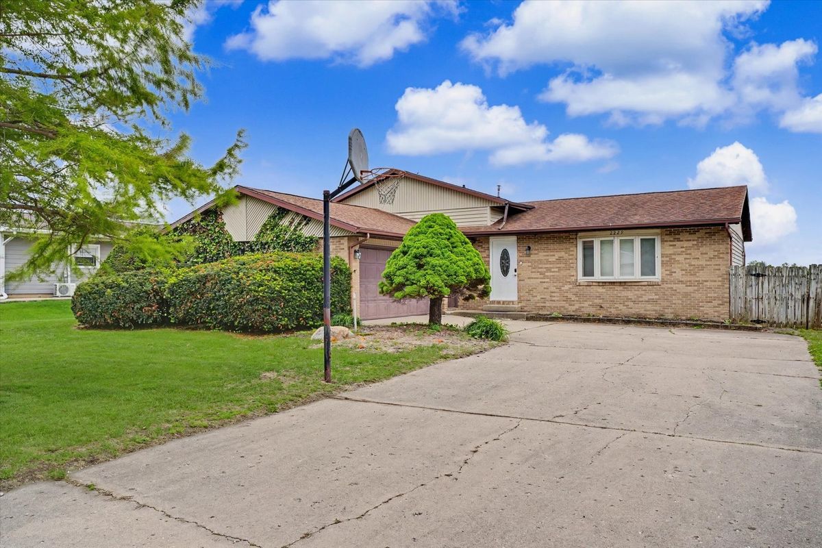 2229 Jeffery Drive, St. Joseph, IL 61873