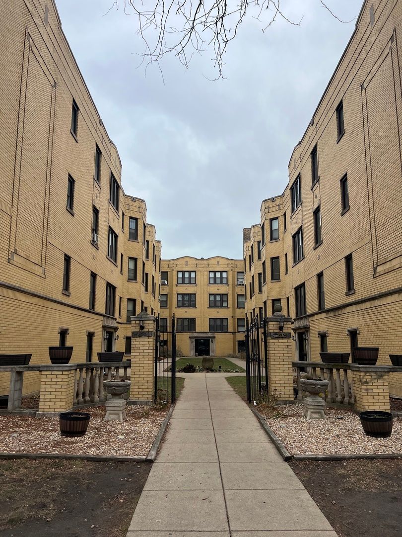 3817 Greenview Avenue, Chicago, IL 60613