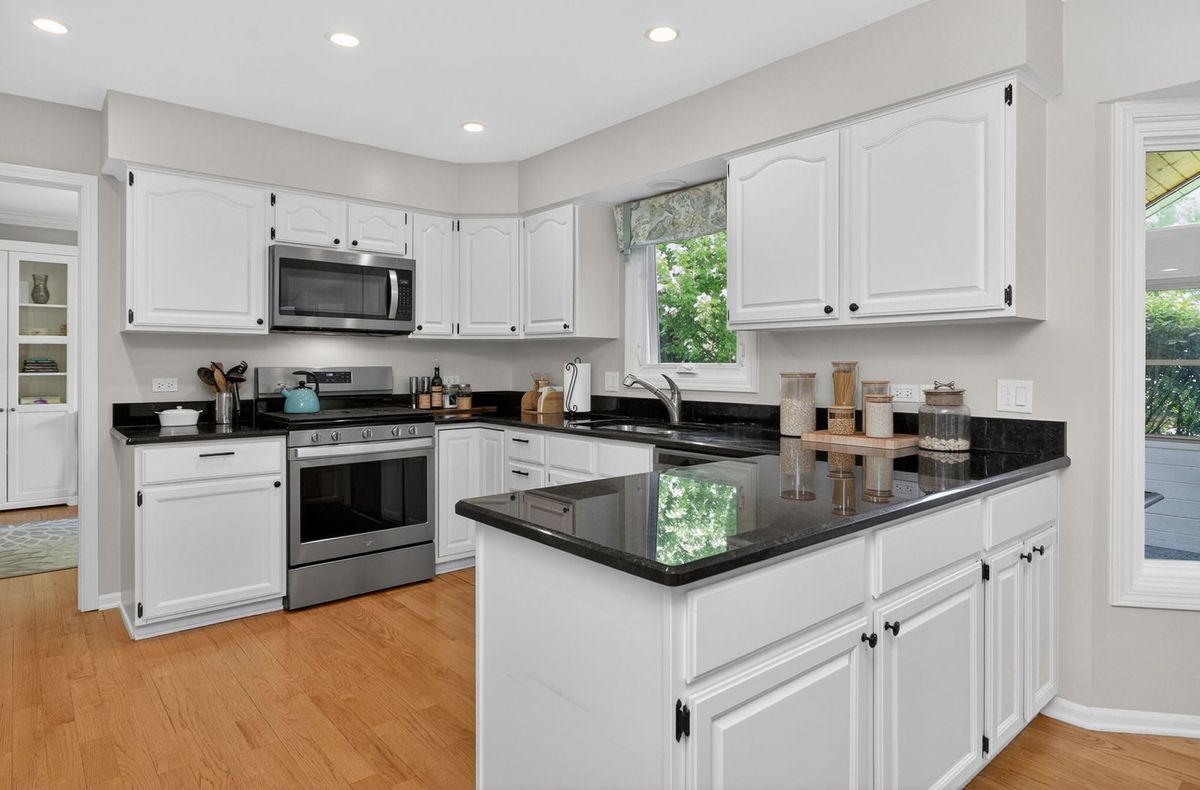 27W228 Heather Lane, Winfield, IL 60190