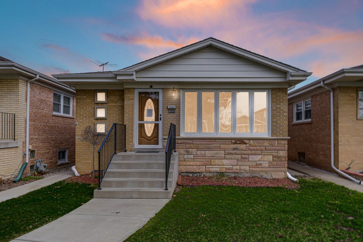 7520 Carmen Avenue, Harwood Heights, IL 60706