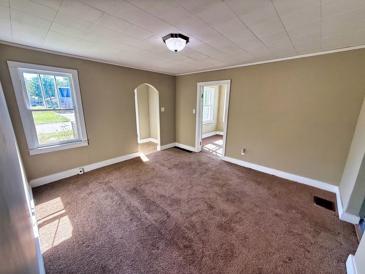 426 S Locust Street, Flora, IL 62839