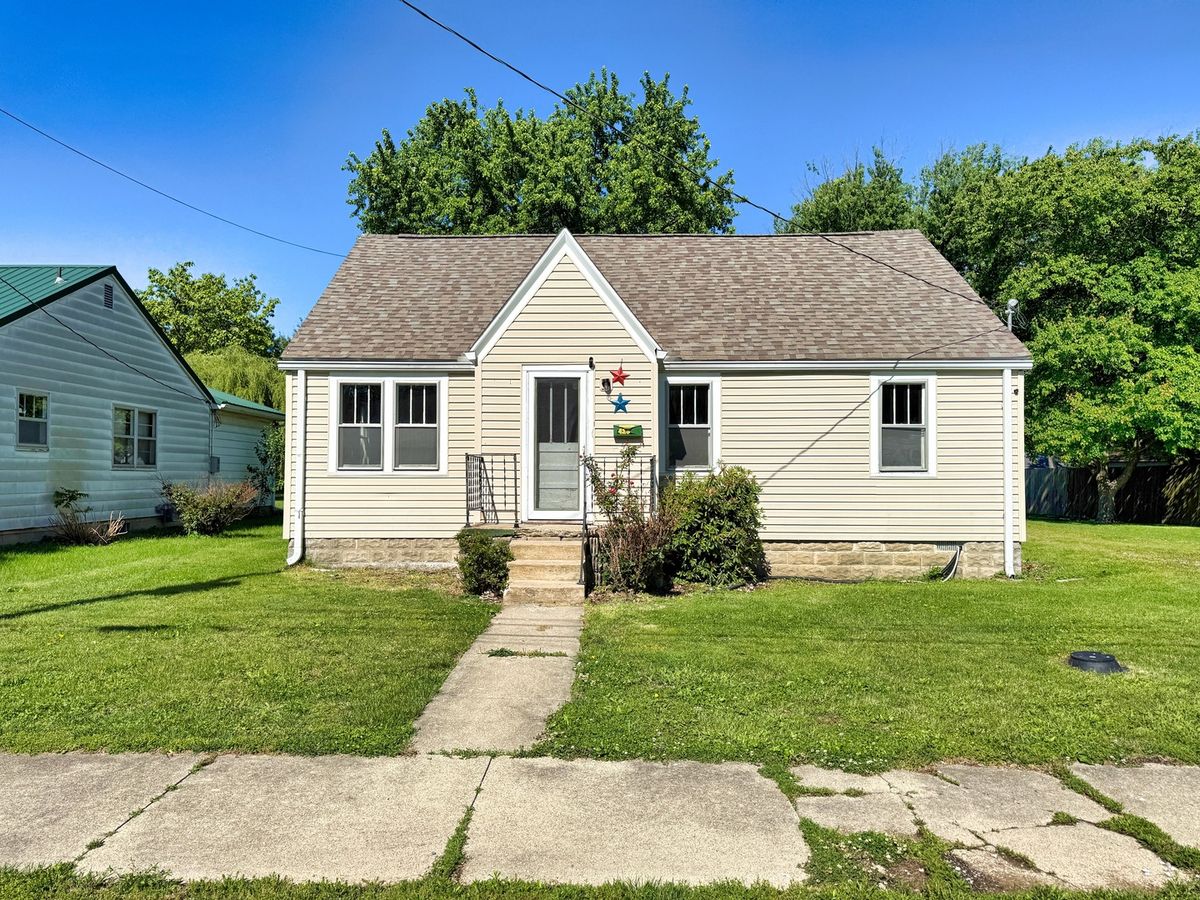 426 Locust Street, Flora, IL 62839