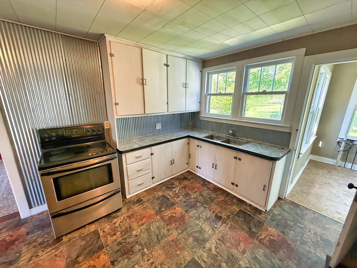 426 S Locust Street, Flora, IL 62839