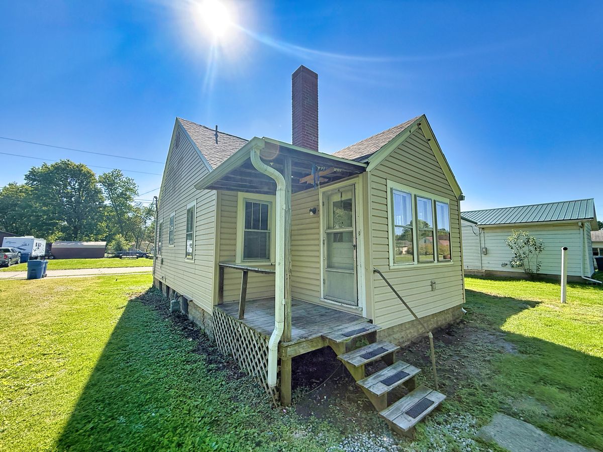 426 S Locust Street, Flora, IL 62839