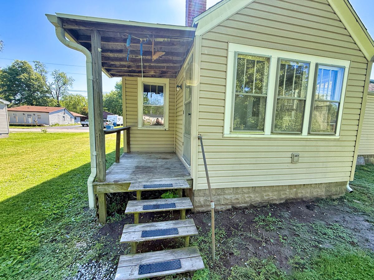 426 S Locust Street, Flora, IL 62839