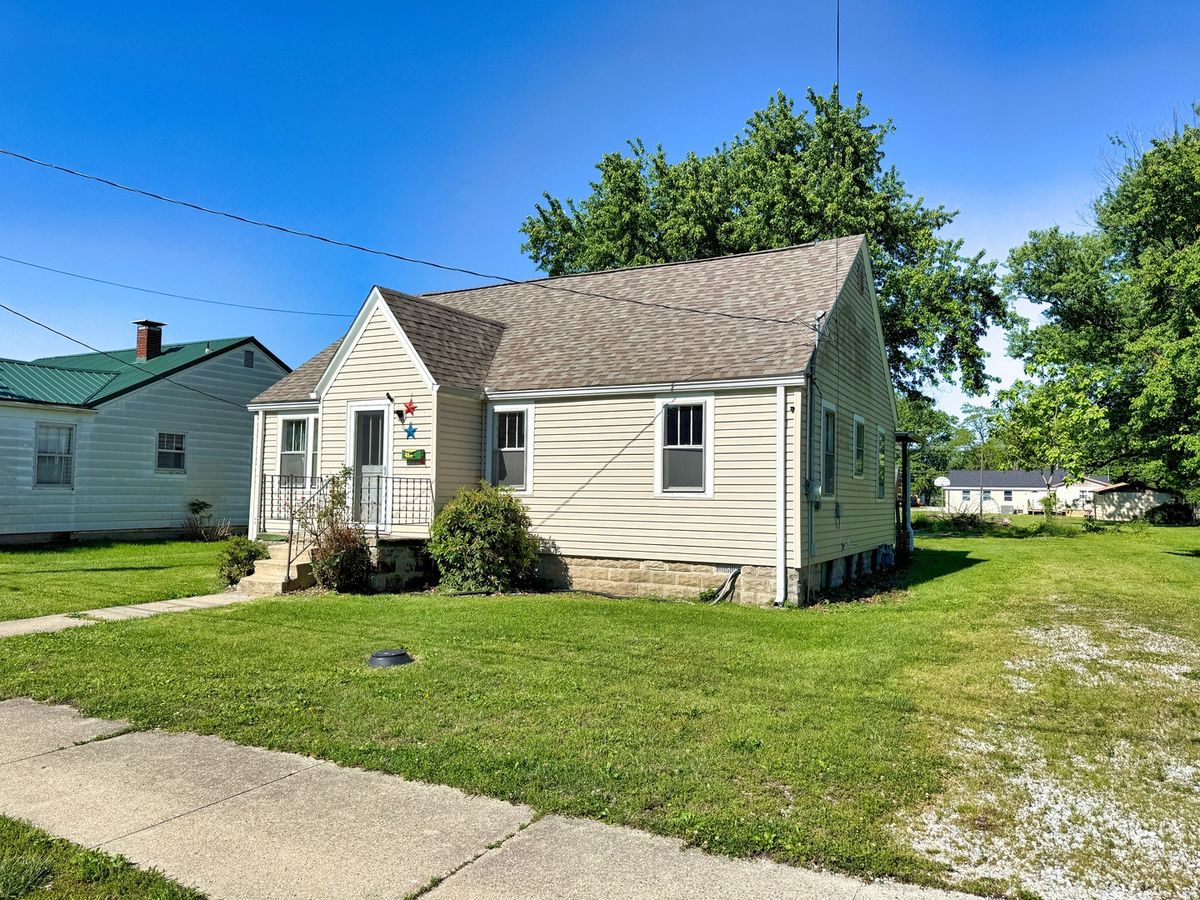 426 S Locust Street, Flora, IL 62839