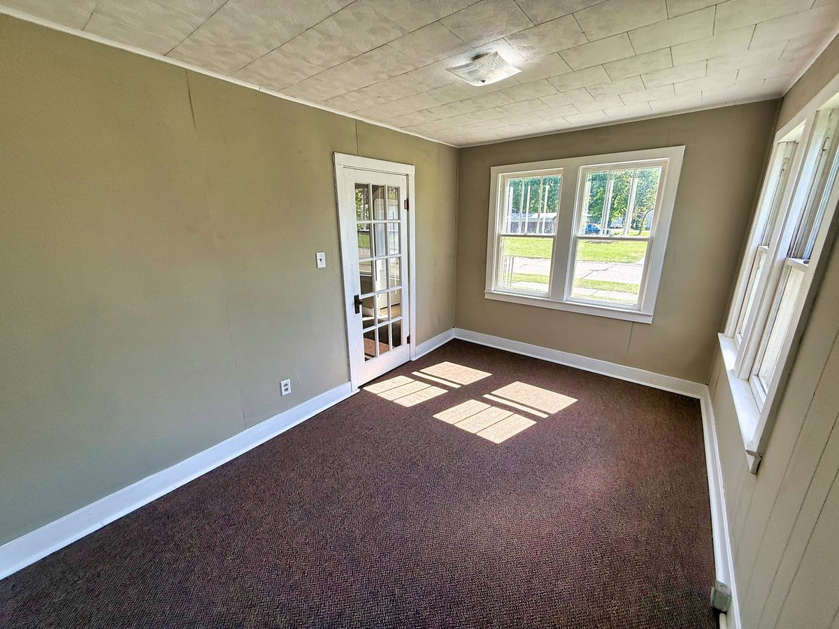 426 S Locust Street, Flora, IL 62839
