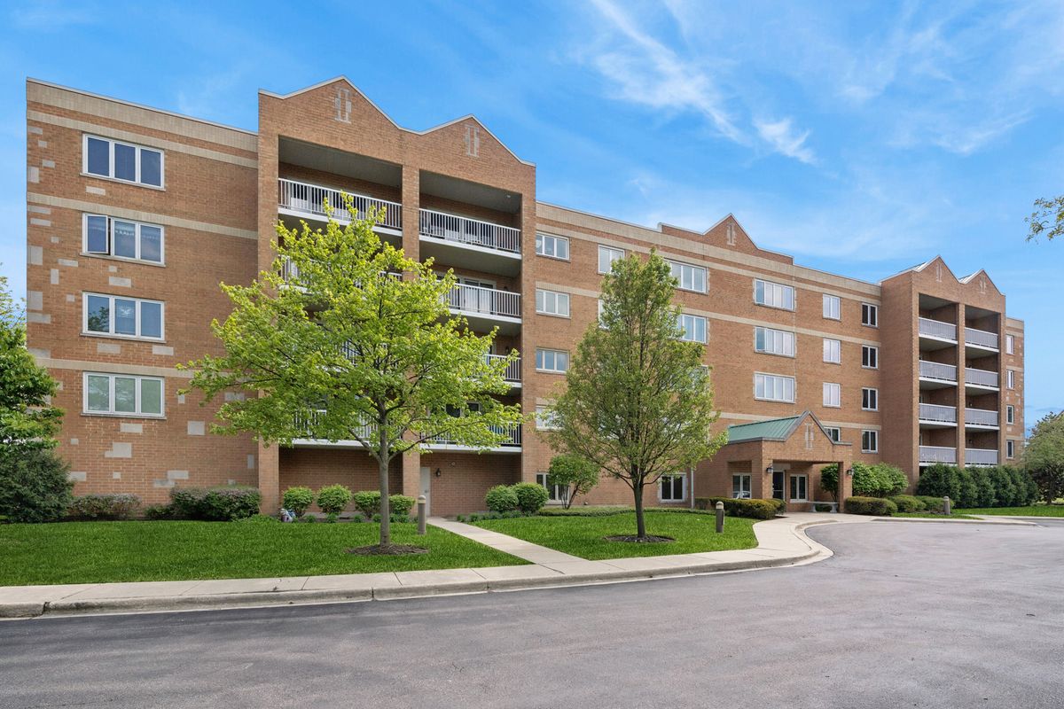 7450 Waukegan Road, Niles, IL 60714