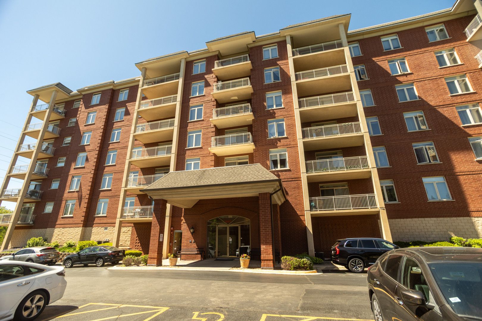 8440 Callie Avenue #606 — Morton Grove, IL 60053
