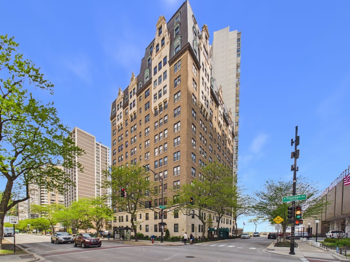 6101 Sheridan Road, Chicago, IL 60660