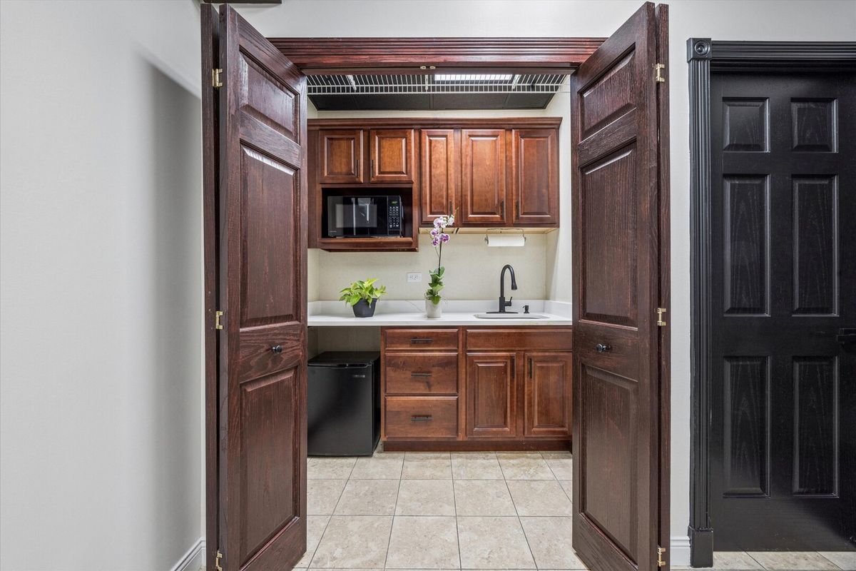 414 Plaza Drive #103, Westmont, IL 60559
