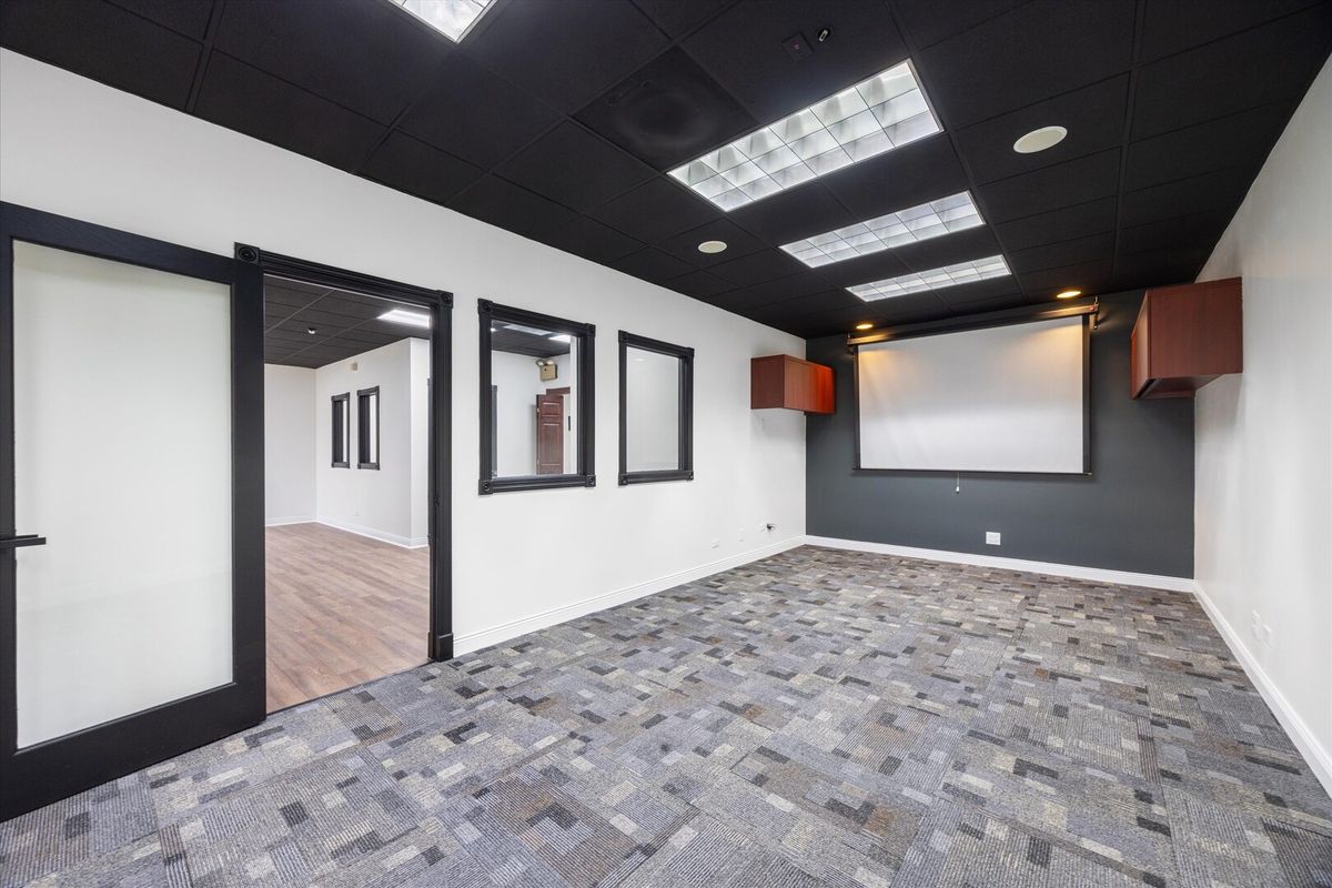 414 Plaza Drive #103, Westmont, IL 60559