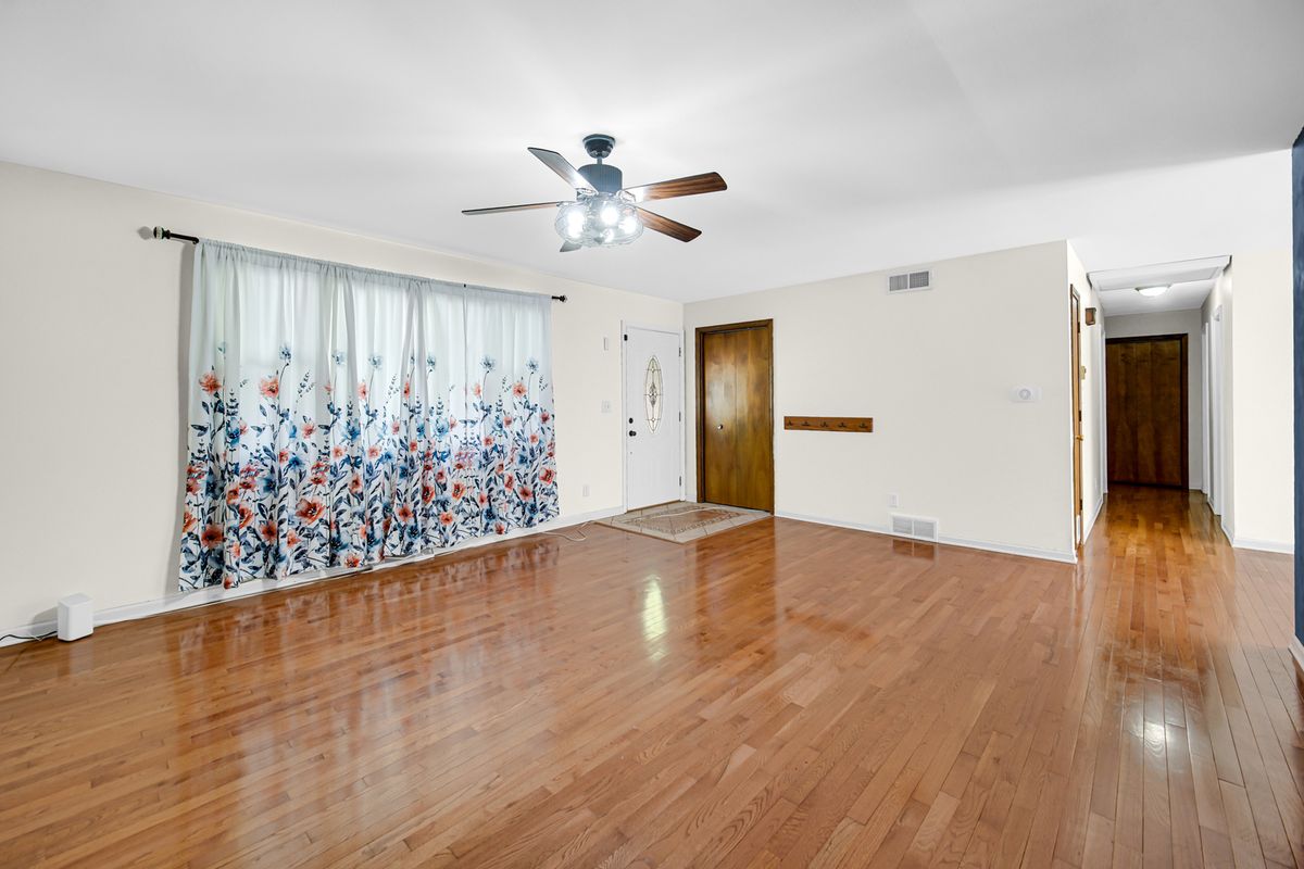 104 Poplar Road, Yorkville, IL 60560