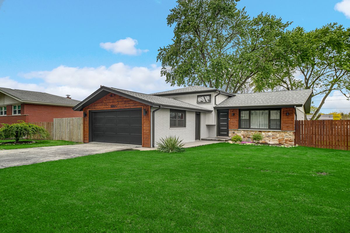 10324 81st Avenue, Palos Hills, IL 60465