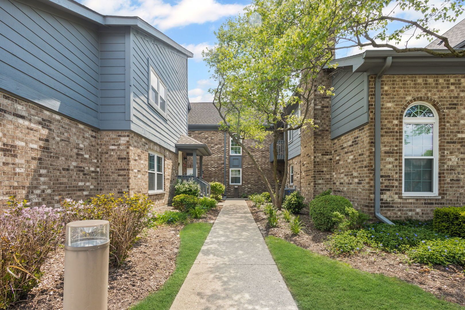 11 Foxcroft Road #11-131 — Naperville, IL 60565