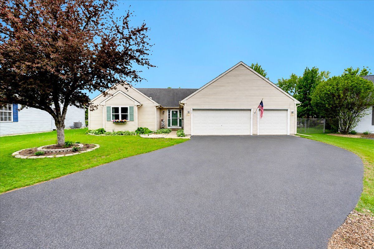 523 Iona Lane, Harvard, IL 60033