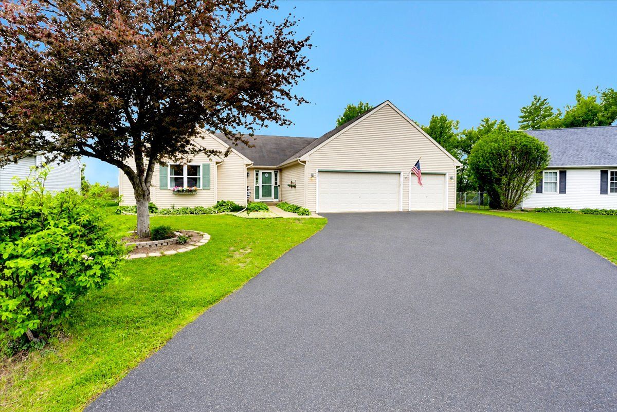 523 Iona Lane, Harvard, IL 60033