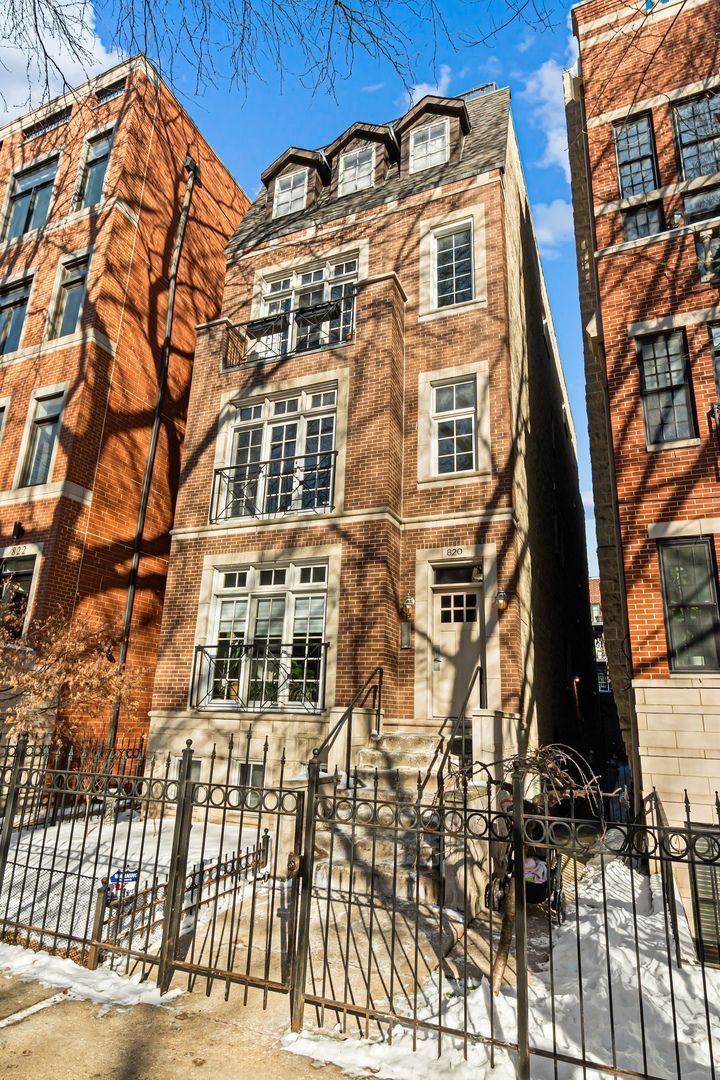 820 Buckingham Place, Chicago, IL 60657