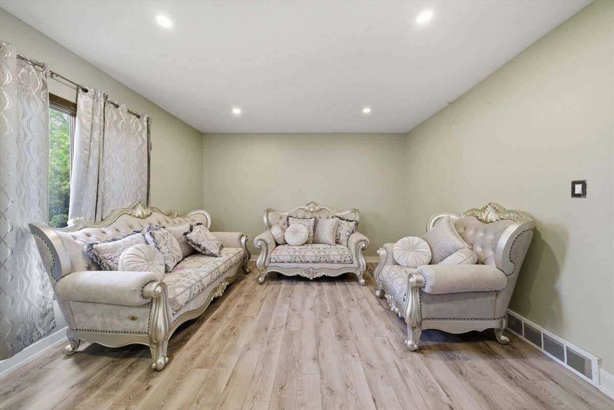 20 Ottawa Court, Justice, IL 60458