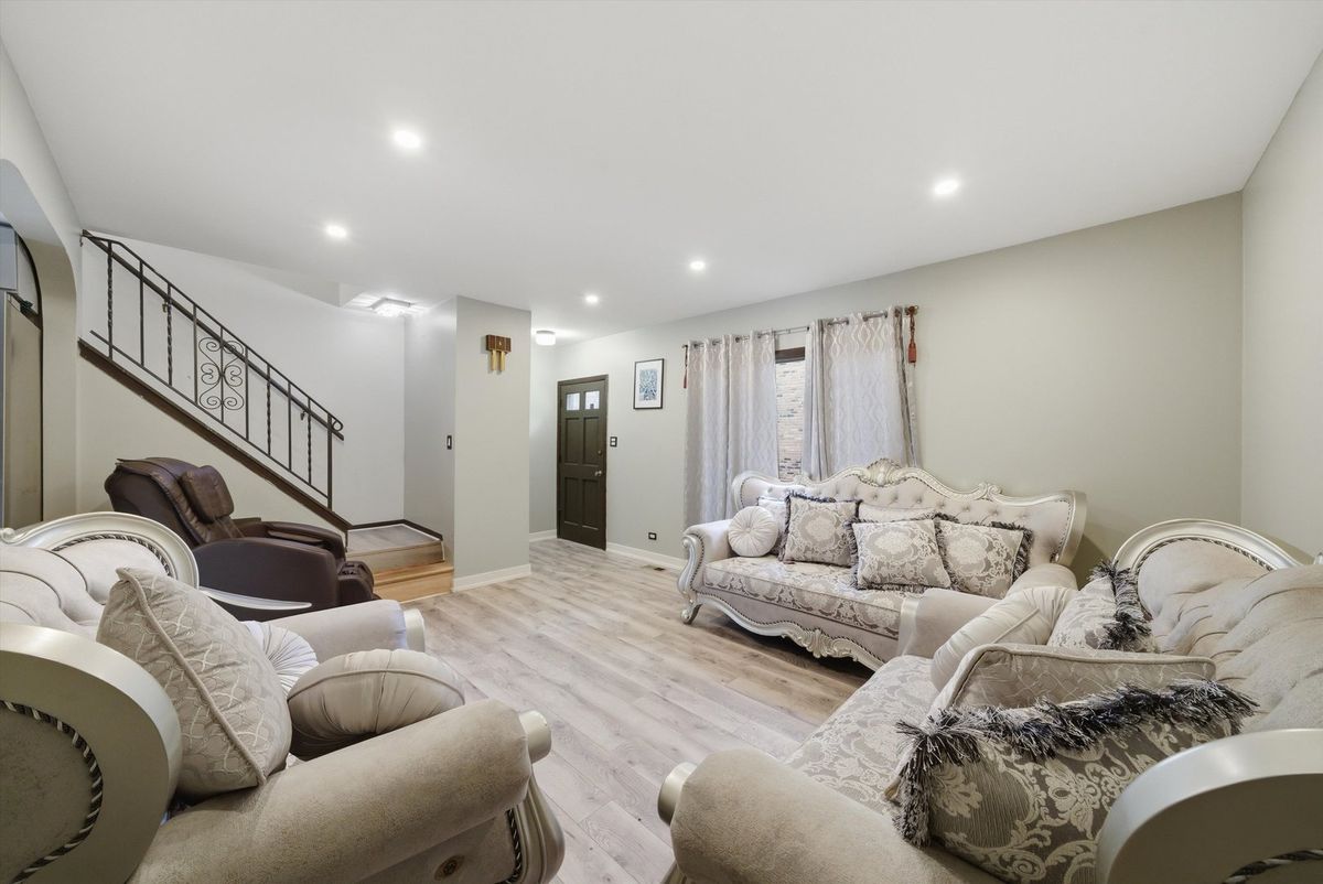 20 Ottawa Court, Justice, IL 60458