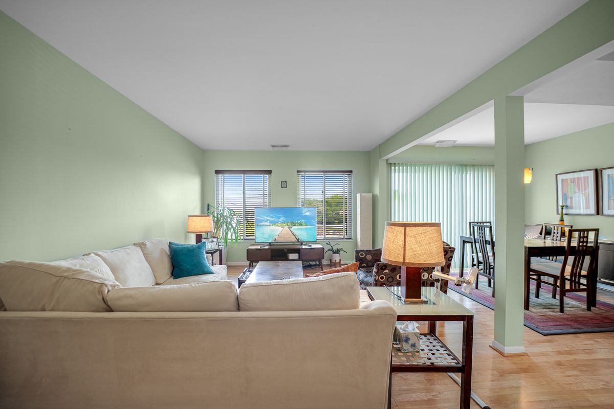 10735 W 5th Avenue #404, Countryside, IL 60525