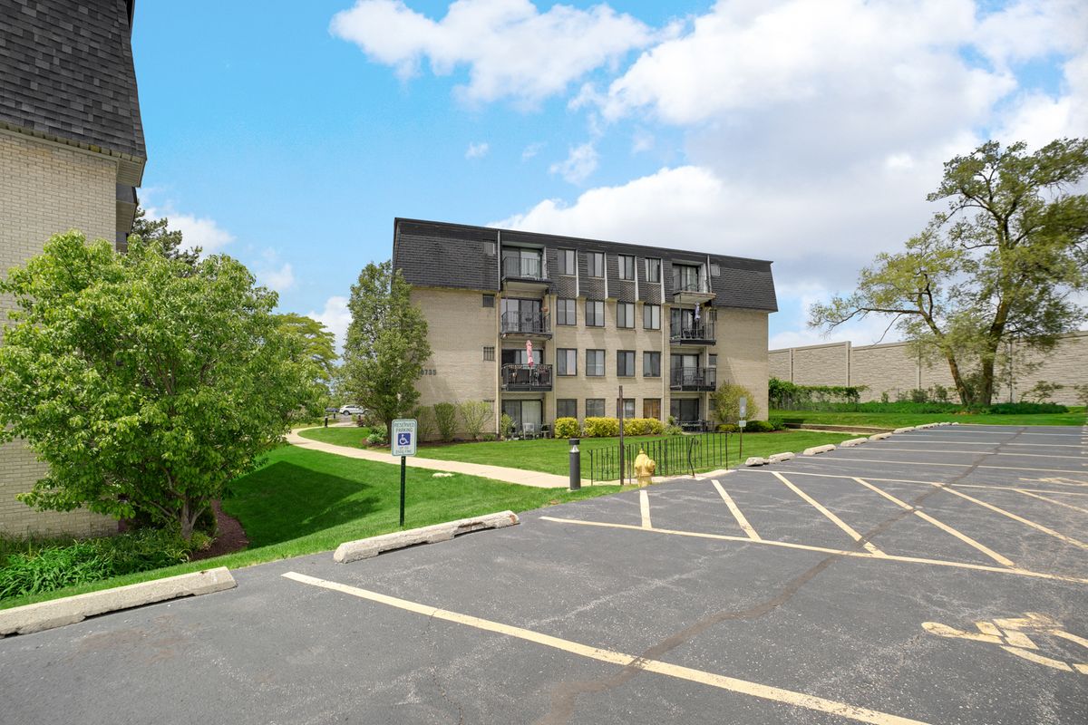 10735 W 5th Avenue #404, Countryside, IL 60525