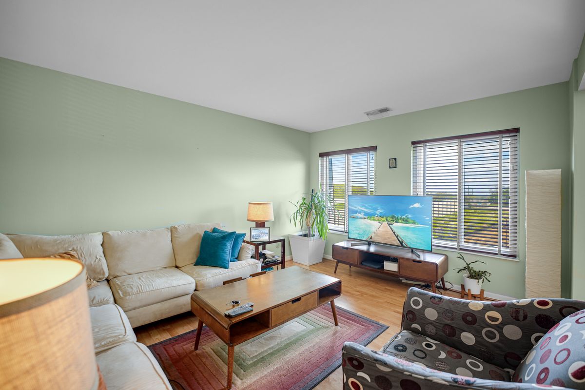 10735 W 5th Avenue #404, Countryside, IL 60525