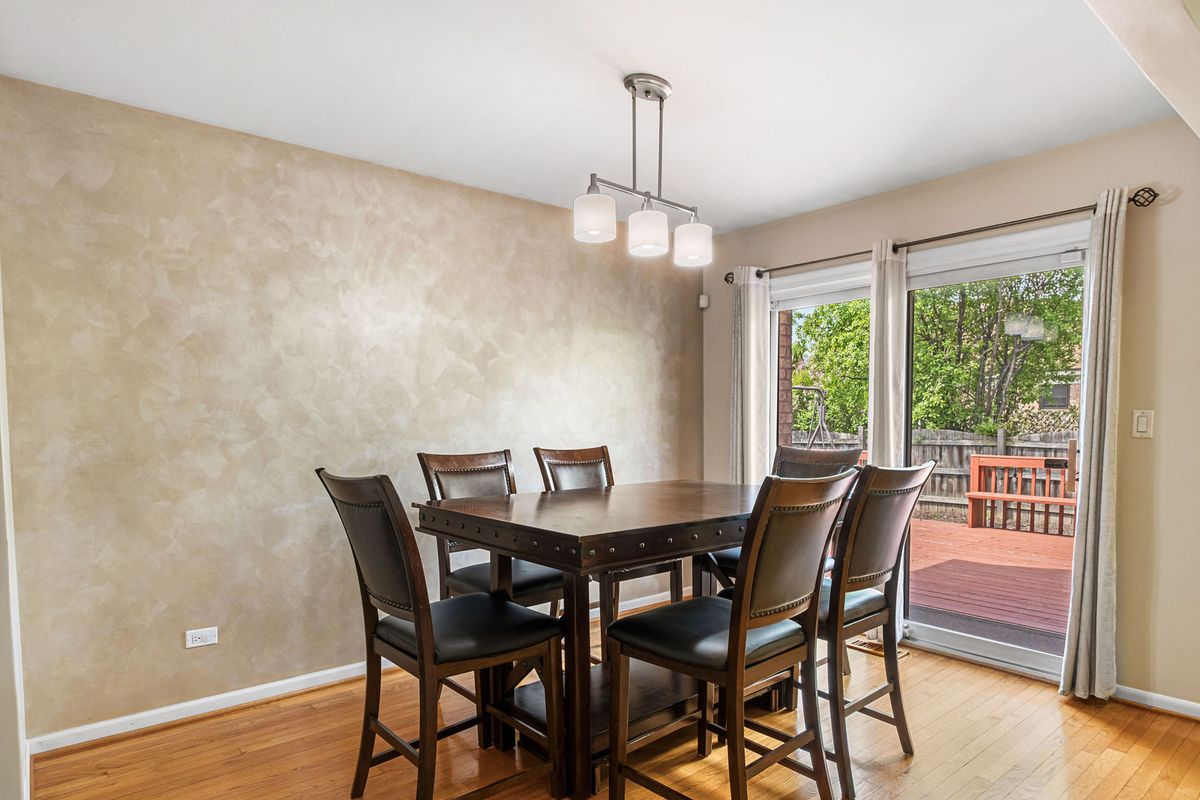 2747 Wilshire Lane, Northbrook, IL 60062