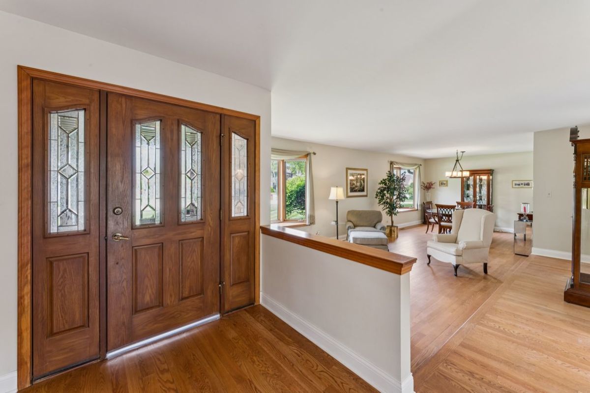 384 E Montrose Avenue, Wood Dale, IL 60191