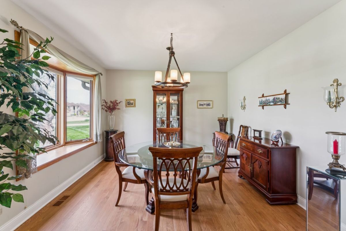384 E Montrose Avenue, Wood Dale, IL 60191