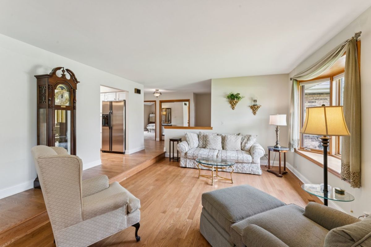 384 E Montrose Avenue, Wood Dale, IL 60191