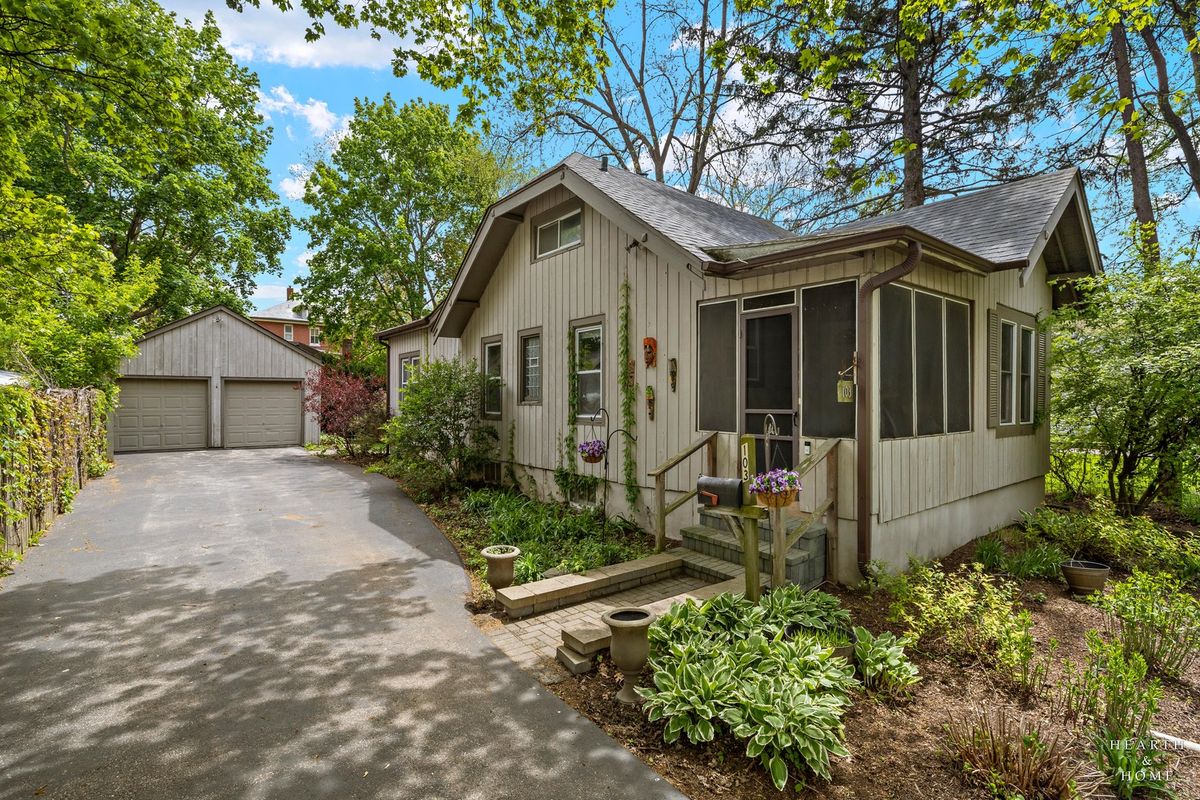 103 Grove Avenue, Fox River Grove, IL 60021